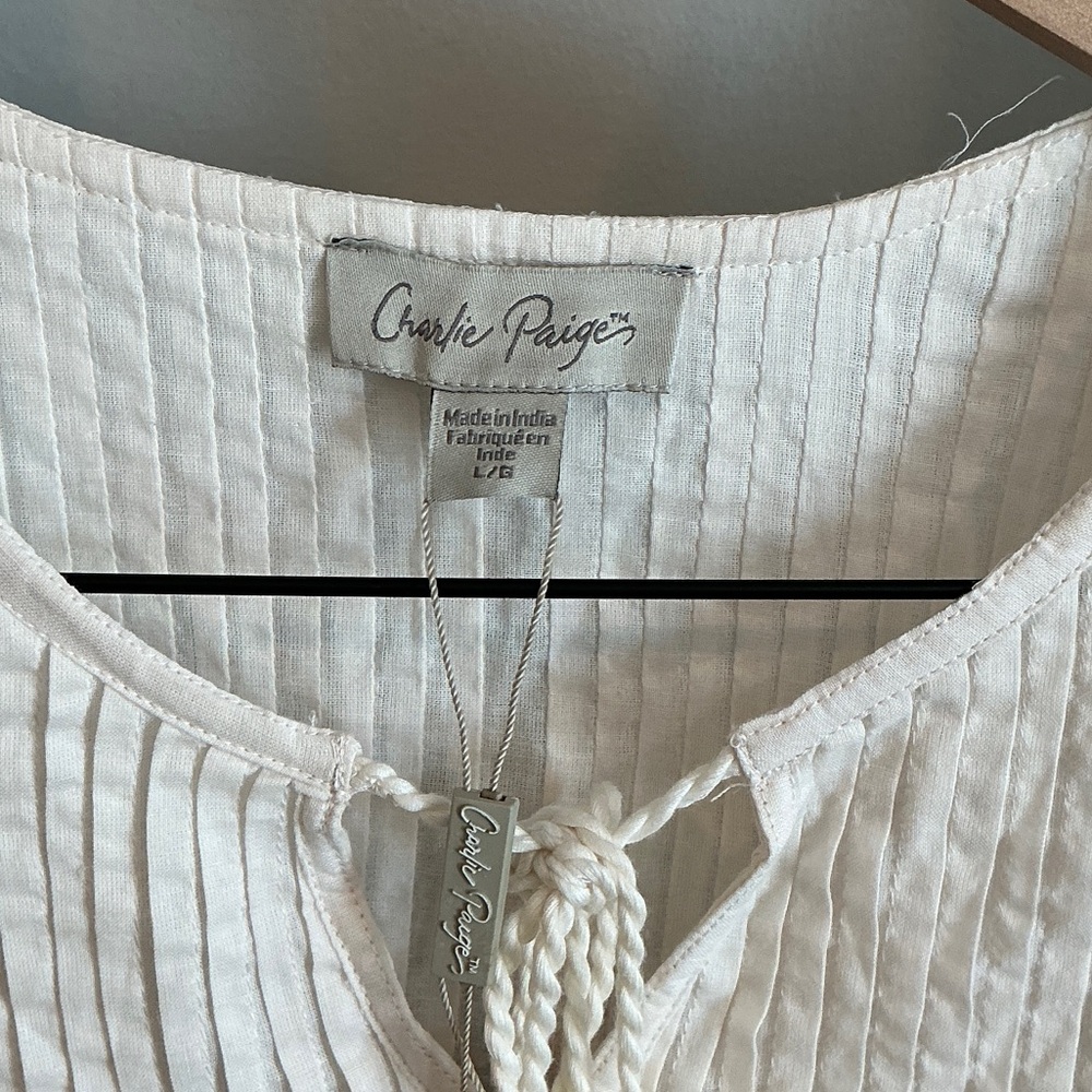 Charlie Paige Cream Blouse with Pleated Design - Picture 2 of 5